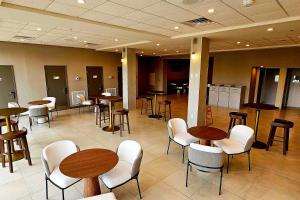 Lounge o bar area sa Wyndham Garden Atlanta Airport