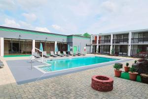 The swimming pool at or close to Wyndham Garden Atlanta Airport