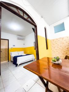モロ・デ・サンパウロにあるPousada Sol e Marのベッド、テーブル、ベッドが備わる客室です。