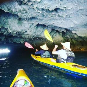 dos personas en kayaks en una cueva en ADUTA CRUISE, en Cat Ba
