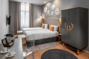 um quarto de hotel com uma cama e uma secretária em 987 Design Prague Hotel em Praga