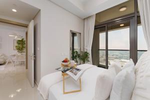 - une chambre avec des murs blancs et une grande fenêtre dans l'établissement Maison Privee - City Chic Retreat in Dubai Prime Location, à Dubaï
