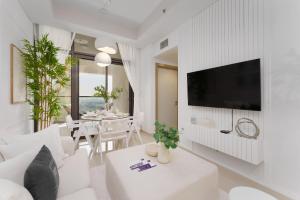 Televiisor ja/või meelelahutuskeskus majutusasutuses Maison Privee - City Chic Retreat in Dubai Prime Location