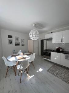 een keuken en eetkamer met een tafel en stoelen bij Appartement 60m2 - Carré d'Or Cathédrale in Straatsburg