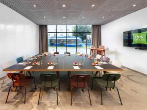 einen Konferenzraum mit einem großen Tisch und Stühlen in der Unterkunft ibis Styles Kraków Centrum in Krakau