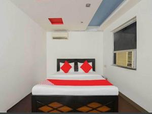 NajafgarhにあるOYO Hotel silver stoneのベッドルーム1室(ベッド1台付)