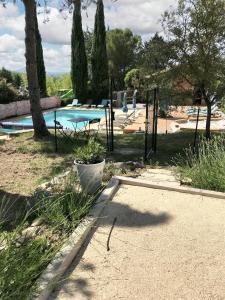 un resort con piscina e alberi di Maison de 3 chambres avec piscine partagee jardin clos et wifi a Saint Andre de Cruzieres a Saint-André-de-Cruzières