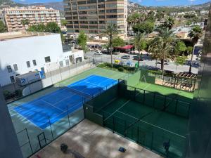 Tenis alebo squash v ubytovaní Apartment APOLO XIV alebo jeho okolí