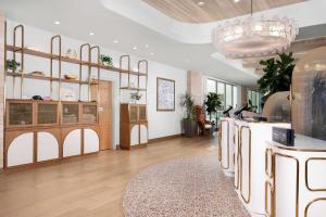 una habitación con una tienda con una lámpara de araña en The Hiatus Clearwater Beach, Curio Collection By Hilton, en Clearwater Beach