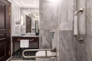Ванная комната в Ramada by Wyndham Goa Vagator