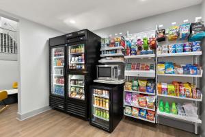 einen Supermarkt mit einem Kühlschrank und einer Mikrowelle in der Unterkunft Spark by Hilton Commerce, GA in Commerce