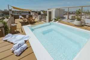 una piscina sul tetto di un edificio di Guaceto apartment Luxury property with private pool on the terrace a Mesagne