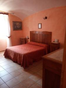 1 dormitorio con 1 cama roja en una habitación en Hotel il Rifugio del Lupo scanno, en Scanno