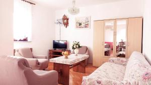 TV a/nebo společenská místnost v ubytování Holiday House with Seaview