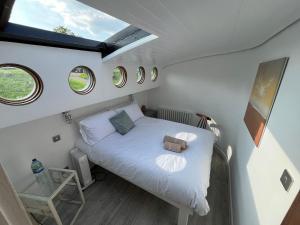 Säng eller sängar i ett rum på Bray Marina boat house