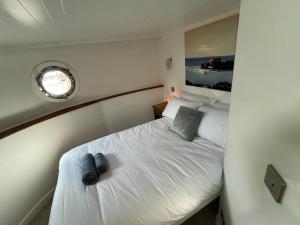 Säng eller sängar i ett rum på Bray Marina boat house