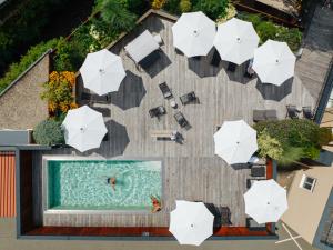 an overhead view of a swimming pool with umbrellas at Hotel Stainzerhof in Stainz