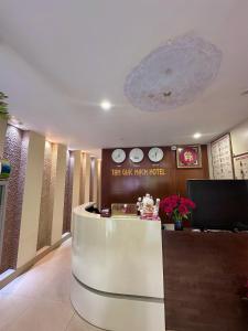 un hall d'un hôtel avec une réception dans l'établissement Tam Giác Mạch Hotel, à Ha Giang