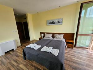 Un pat sau paturi într-o cameră la Family Hotel Komhotel