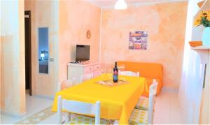 TV a/nebo společenská místnost v ubytování Ferienhaus Casa Sole - Villaggio Galanu + 13 fotografií