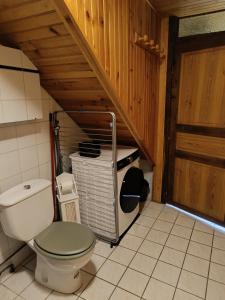 a bathroom with a toilet in a room at Maison/Vacances/Montagne in Fontanges