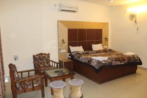 A bed or beds in a room at Hotel Bhavani Palampur