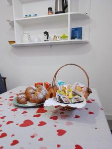 een tafel met twee manden eten en brood erop bij Al Geranio B&B in Furore