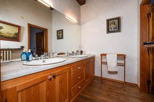 een badkamer met 2 wastafels en 2 spiegels bij Casa dei Camini Venetian Villa in Caprino Veronese