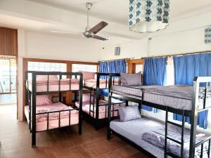 Våningssäng eller våningssängar i ett rum på CHILCHILL Elite Residences BKK2