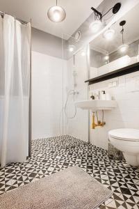 a bathroom with a shower and a sink and a toilet at Komfortowy apartament w samym centrum Wrocławia in Wrocław