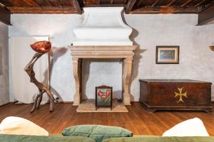 een woonkamer met een open haard en een standbeeld bij Casa dei Camini Venetian Villa in Caprino Veronese