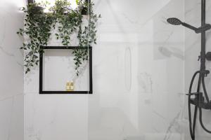 uma casa de banho com uma janela com plantas em Seashore Rosamar em Armação de Pêra mais 15 fotografias