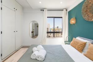 um quarto com uma cama com toalhas em Seashore Rosamar em Armação de Pêra