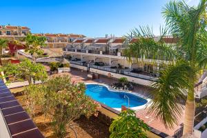 een bovenaanzicht van een resort met zwembad bij Los Cristianos El Mirador - As de Casas in Los Cristianos