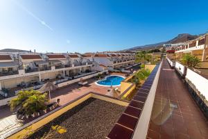 een bovenaanzicht van een resort met zwembad bij Los Cristianos El Mirador - As de Casas in Los Cristianos