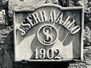 a sign on the side of a stone wall at Le Residenze dei Serravallo in Trieste