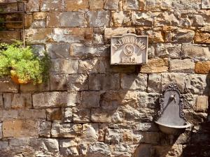 d'une cloche sur le côté d'un mur en pierre dans l'établissement Le Residenze dei Serravallo, à Trieste
