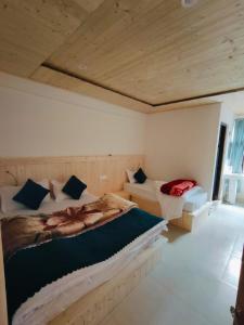 Un dormitorio con una cama grande y una ventana en Hotel Geeta Badrinath, en Badrīnāth