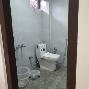 łazienka z toaletą i umywalką w obiekcie Hotel Geeta Badrinath w mieście Badrinath