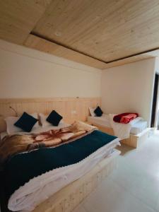 sypialnia z dużym łóżkiem w pokoju w obiekcie Hotel Geeta Badrinath w mieście Badrinath