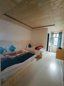 1 dormitorio con 2 camas en una habitación en Hotel Geeta Badrinath, en Badrīnāth