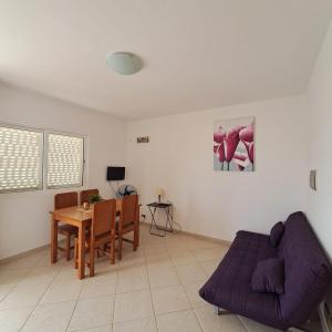 una sala de estar con un sofá y una mesa en Cabral Beach Apt with Pool - Sol y Mar, en Sal Rei
