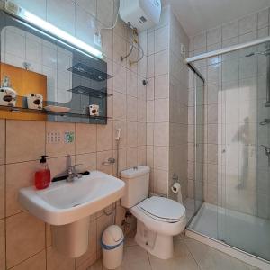 Un baño con inodoro, lavabo y ducha. en Cabral Beach Apt with Pool - Sol y Mar, en Sal Rei