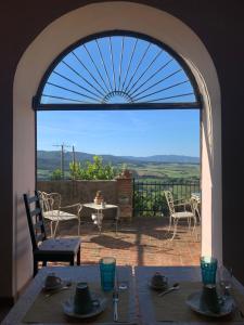Blick auf eine Terrasse mit Tisch und Stühlen in der Unterkunft Casa Cerboneschi B&B in a medieval village with Panoramic Tuscan Hills in Casale Marittimo