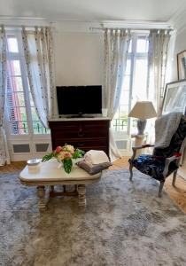 TV a/nebo společenská místnost v ubytování La chambre des écureuils