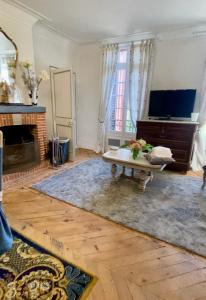 TV a/nebo společenská místnost v ubytování La chambre des écureuils