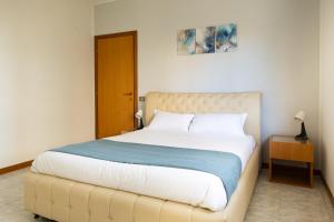 sypialnia z dużym łóżkiem i niebieskim kocem w obiekcie Alessandrino Apartment w Rzymie