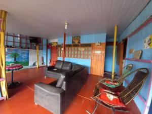 - un salon avec un canapé noir et des chaises dans l'établissement ORHO AIRPORT PANAMA, à Tocumen