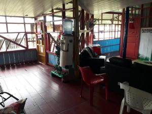una sala de estar de una casa con una puerta roja en ORHO AIRPORT PANAMA en Tocumen