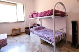 1 dormitorio con 2 literas y ventana en travel to meet new friends new loves - age limit 18-40 - checkin Via Roma 59A, en Palermo